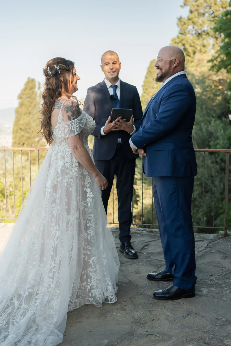 elopment at Fiesole, Tuscany-14 Bride and groom laughing together during their elopement ceremony on a stone terrace in Fiesole, celebrant smiling behind them Quelques notes : J'ai varié les formulations pour éviter la répétition exacte entre images similaires (bon pour le SEO) "Fiesole" + "Tuscany" sont systématiquement présents, ce qui renforce le ciblage de la page destination Les descriptions restent sous 125 caractères pour la compatibilité avec la plupart des CMS / lecteurs d'écran Tu veux que j'en adapte certains pour coller à un angle plus émotionnel ou au contraire plus factuel ?