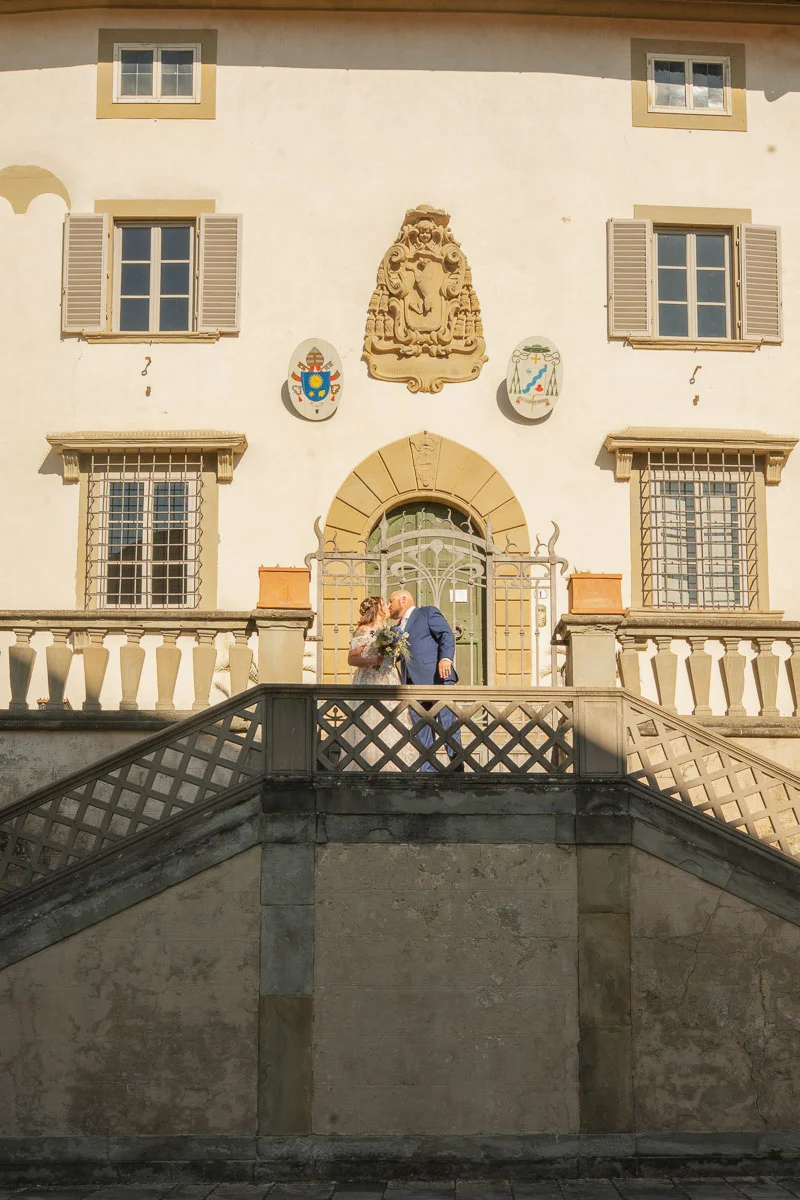 elopment at Fiesole, Tuscany-22 Newlyweds kissing on the steps of a historic Tuscan villa in Fiesole during their elopement photo session