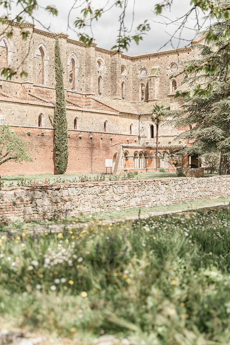elopment wedding in Tuscany-San Galgano-01 Exterior view of San Galgano Abbey ruins surrounded by Tuscan countryside